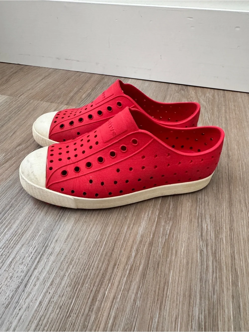 Native Jefferson Kids Red Slip-On Water Shoes Youth Size J1 white